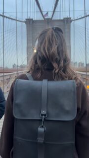 Je H1 is niet het moment om beleefd te zijn. Het is het moment om glashelder te zijn.

“Welkom bij...” vertelt niks. Het kost tijd. En tijd is het eerste wat je bezoeker níet heeft.

Gebruik je H1 om te laten zien:
→ Wat je doet
→ Voor wie
→ Waarom het uitmaakt

Voorbeeld: “Websites die klanten aantrekken voor vrouwelijke coaches”
Zeg eens eerlijk: wat staat er nu op jouw site? 👀

#webdesign #websitetips #ondernemerstips #zichtbaarheid #websiteoptimalisatie vrouwelijkeondernemers h1tekst conversie websitestrategie ondernemerslife