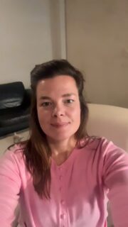 Ik had een vaste baan. Zekerheid.

En toch voelde het niet meer als mijn ding.

Jarenlang deed ik wat hoorde. Officemanager. Alles draaide. Maar er was één onderdeel waar ik energie van kreeg: websites vernieuwen, beheren, optimaliseren.

Het enige moment waarop ik dacht: dít wil ik blijven doen.

Dus deed ik iets geks. Ik gooide het roer om. Dook volledig in de online wereld. Leerde webdesign, techniek, automatisering. Alles.

En nu?

Bouw ik websites voor vrouwelijke ondernemers die klaar zijn om door te groeien. Die niet meer genoegen nemen met een template dat hen niet vertegenwoordigt.

Websites die niet alleen mooi zijn, maar ook werken. Die klanten aantrekken. Die tijd besparen. Die meegroeien.

En weet je wat het mooiste is?

Ik ben niet meer bezig met functioneren. Ik ben bezig met floreren. Voor mezelf én voor hen.

Dat voelt een stuk beter dan veilig.

Ben jij ook klaar voor die switch? Van functioneren naar floreren? Laat het me weten. 🤍